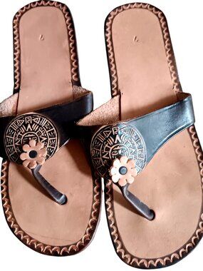True Vintage Women's Sandals 7 Aztec Sun Dial Leather Flip Flops 1980's Mexico